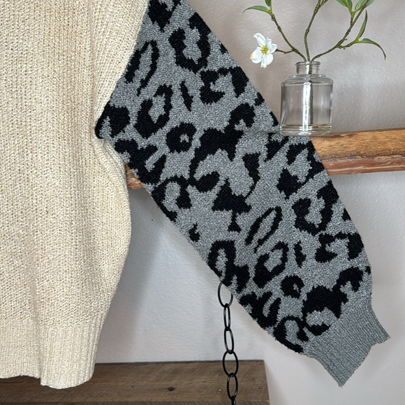 Charcoal Animal Print V-Neck Colorblock Knit Sweater, wore once, size L - Picture 6 of 15
